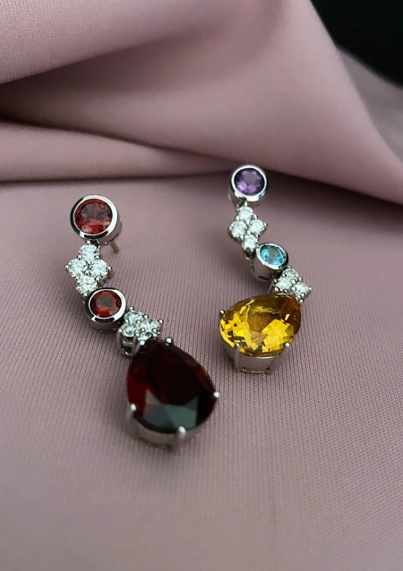 Boucles d'oreilles MALDIVAS en or blanc 18K avec diamants.