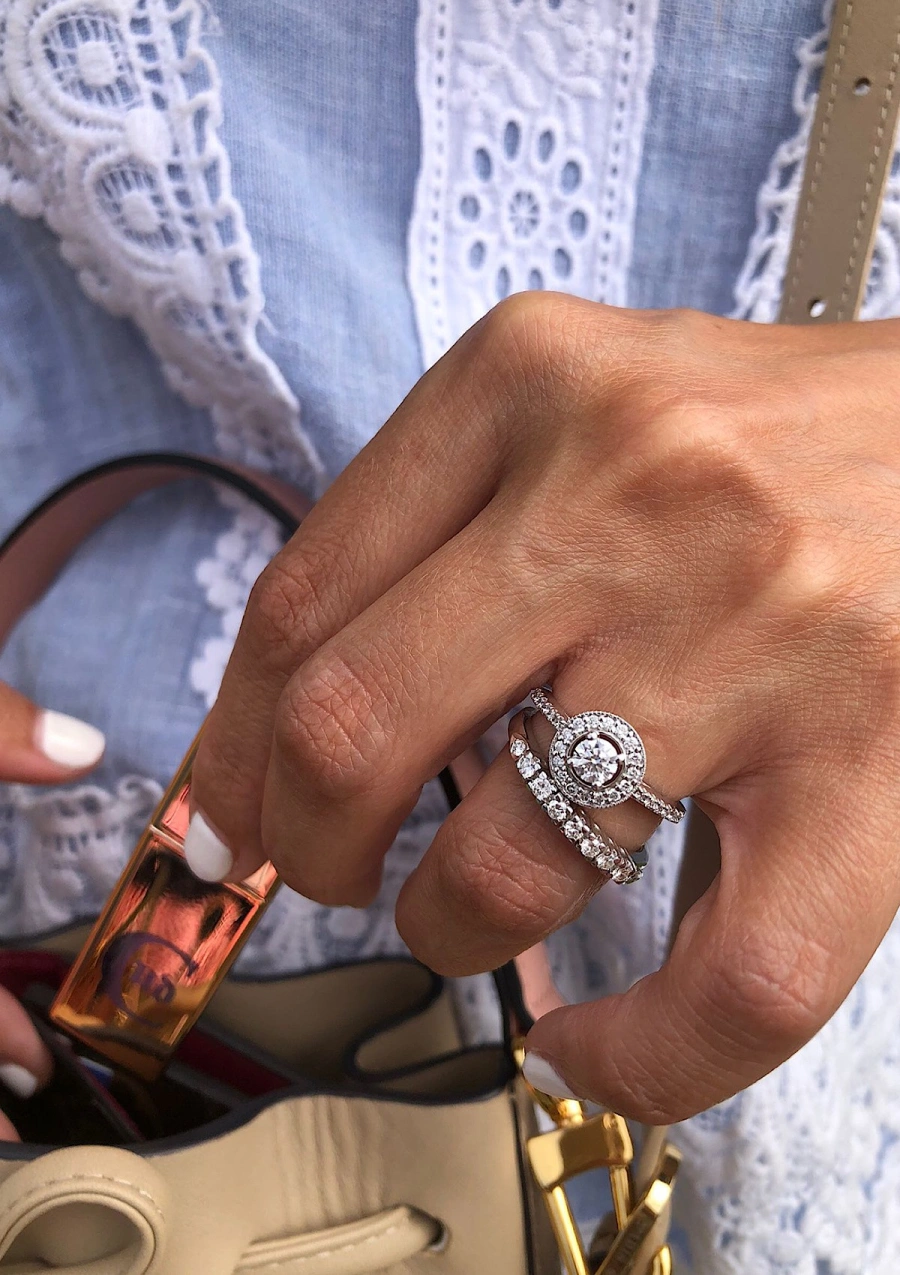 Bague demi alliance CASCAIS en or blanc 18K et 9 diamants.