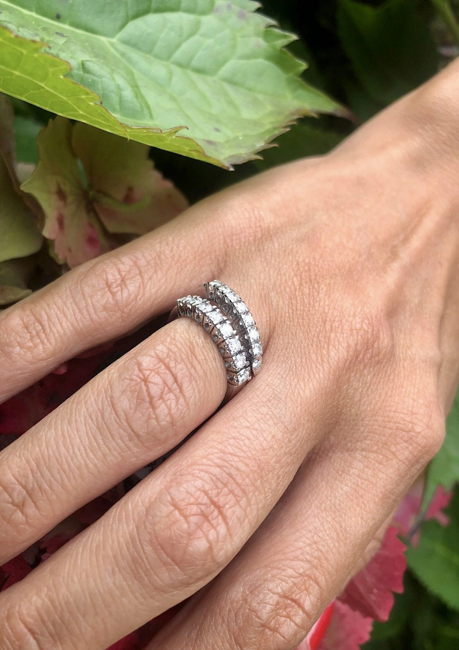 Bague demi alliance CASCAIS en or blanc 18K et 9 diamants.