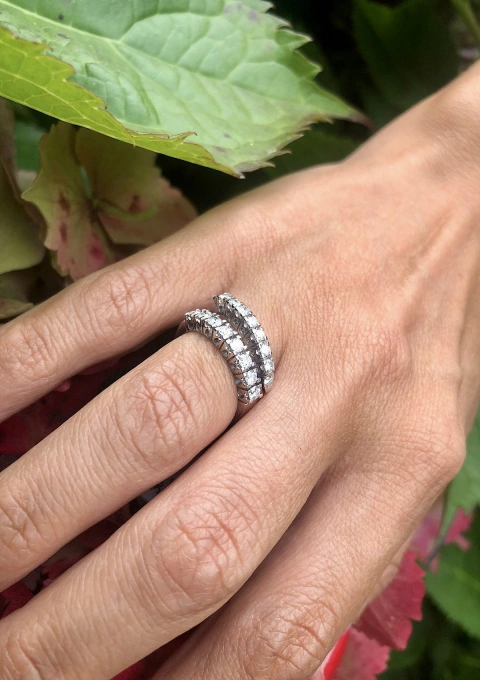 Bague demi alliance CASCAIS en or blanc 18K et 9 diamants.