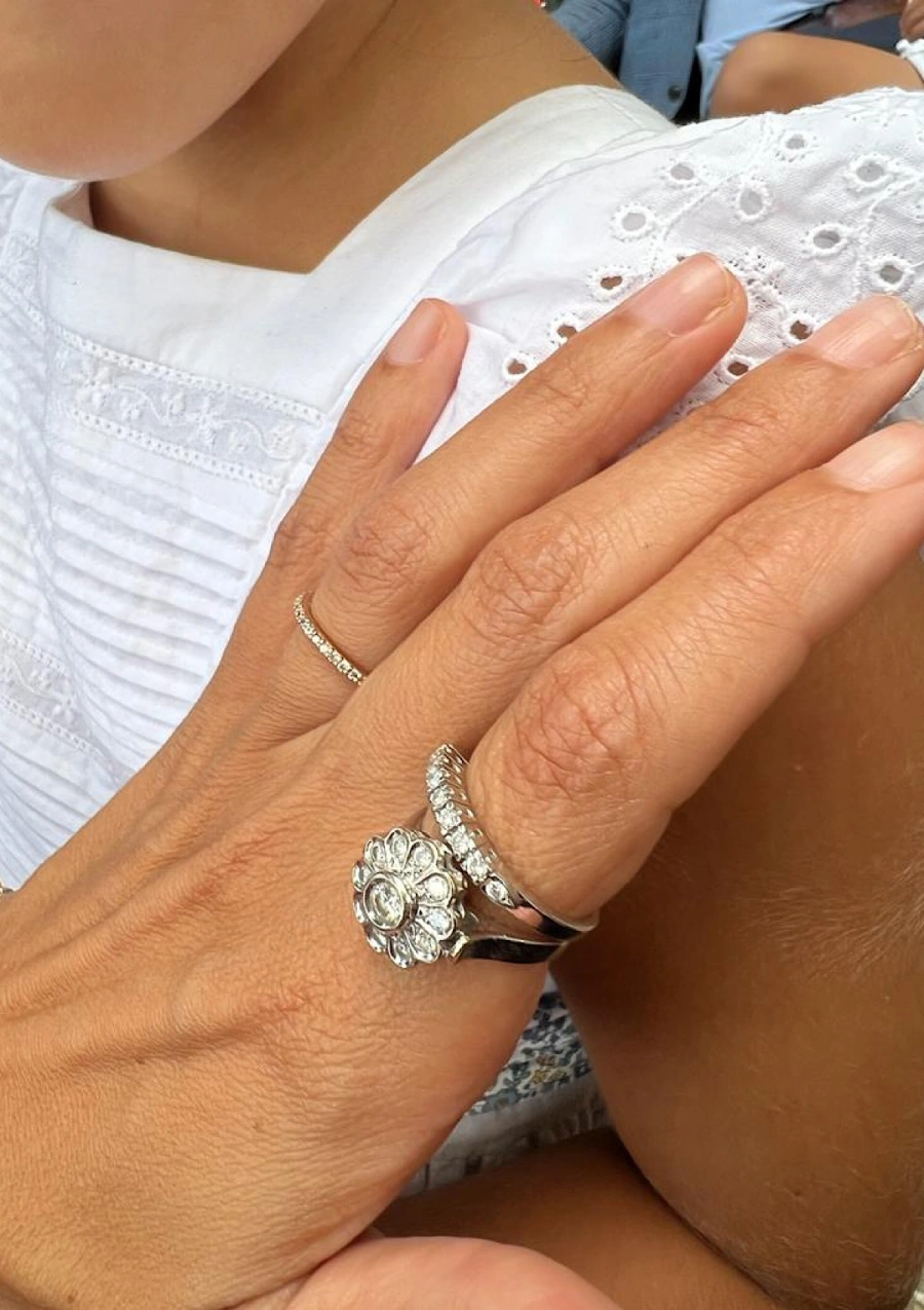 Bague demi alliance CASCAIS en or blanc 18K et 9 diamants.