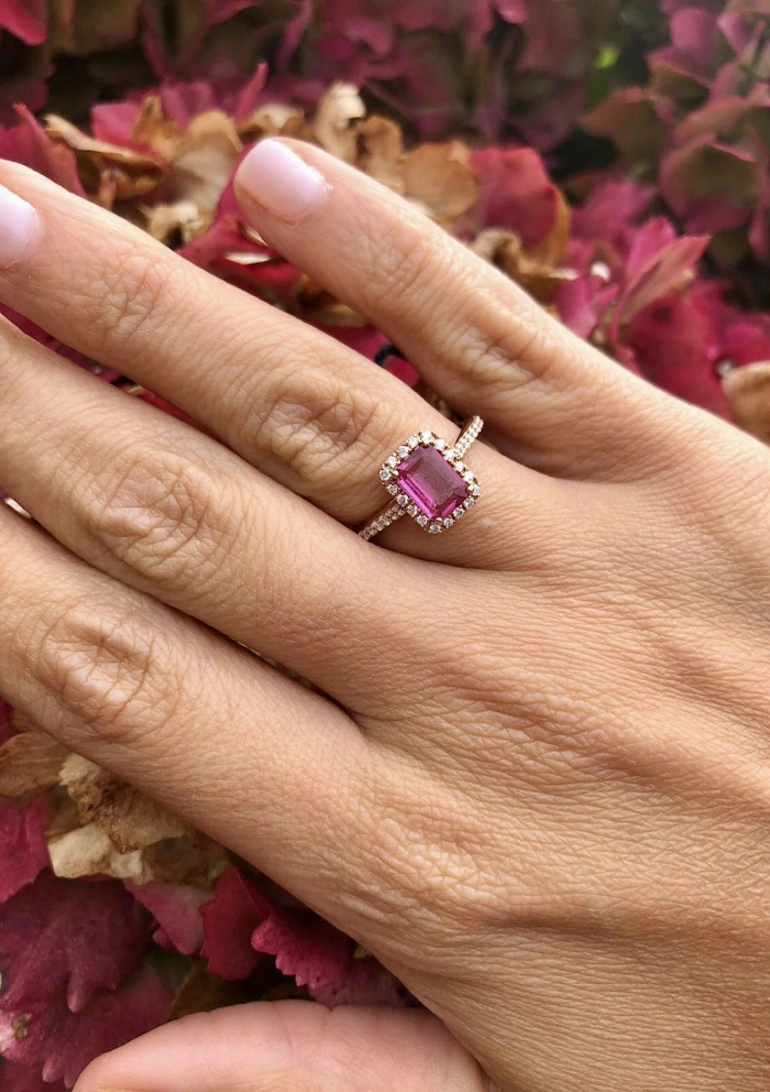 Anel ALTEA em ouro rosa 18K com diamantes e turmalina rosa.