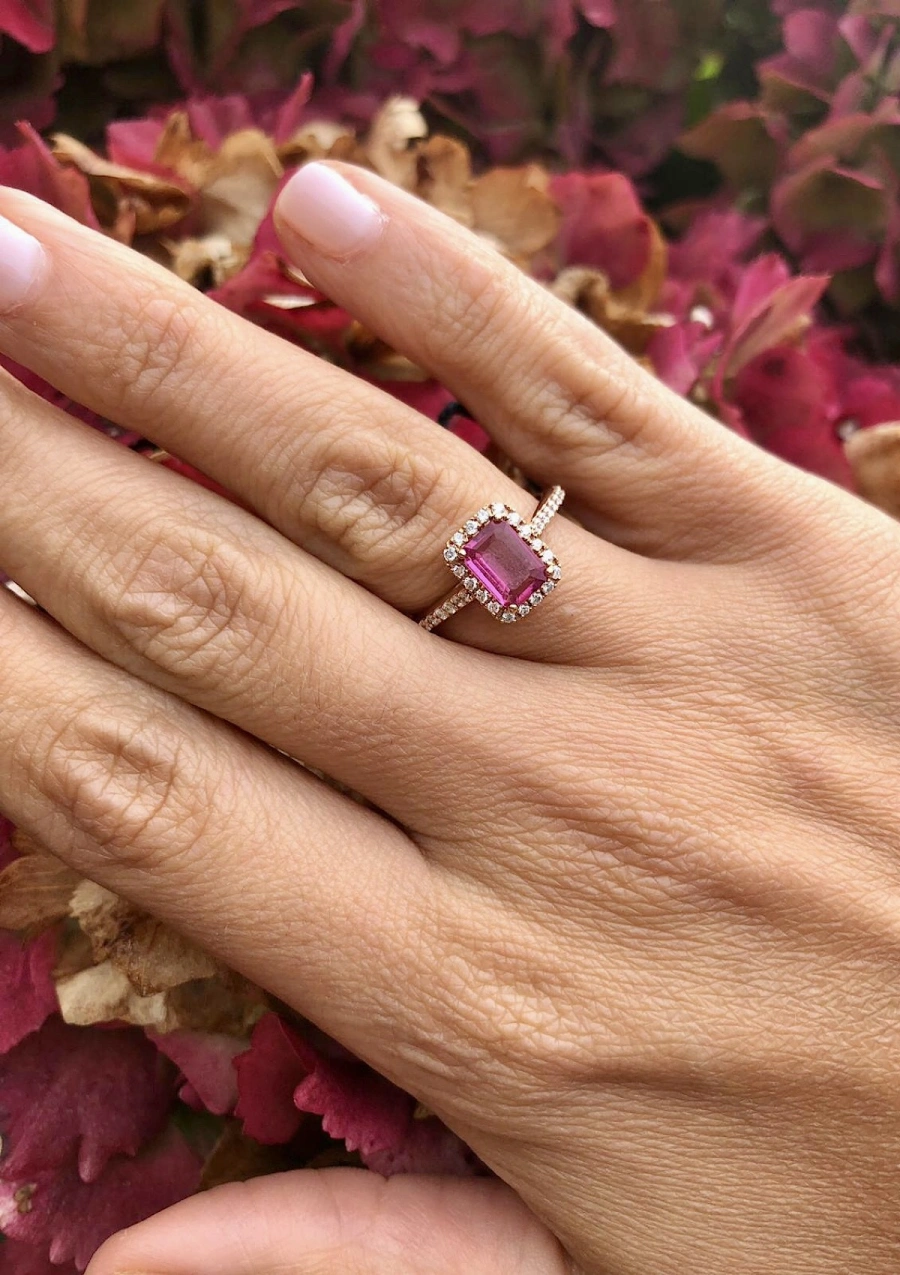 Anillo ALTEA en oro rosa de 18K con halo de diamantes y turmalina rosa|Anillos de Diamantes|Godiam Alta Joyería