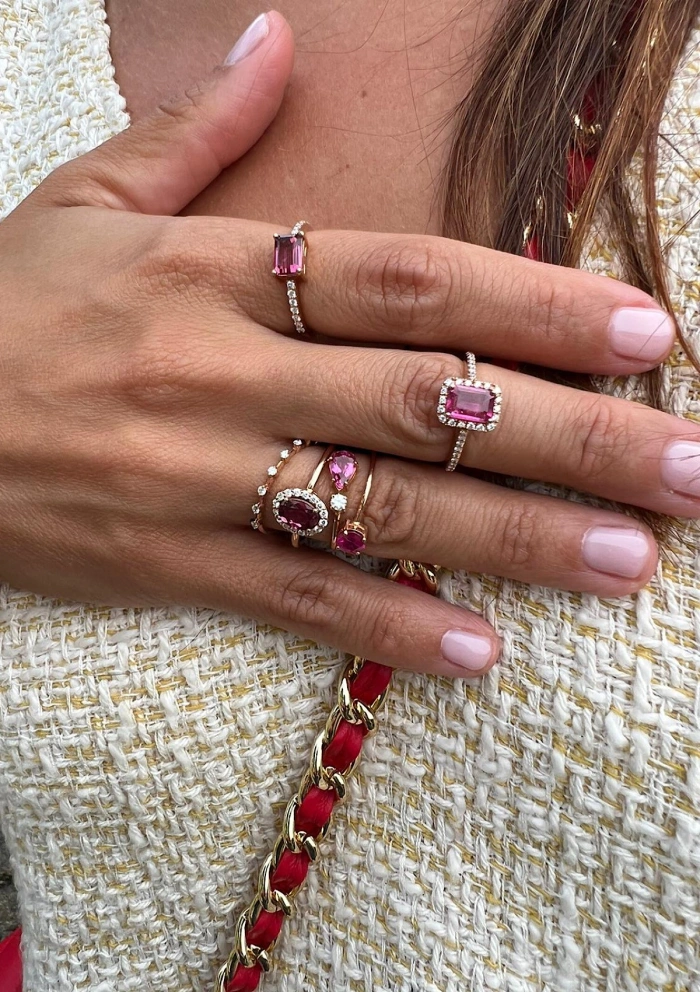 Anel ALTEA em ouro rosa 18K com diamantes e turmalina rosa.