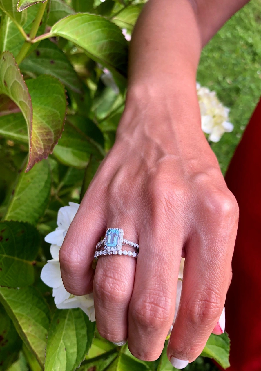 Anel ALTEA em ouro branco 18K com diamantes e água-marinha.