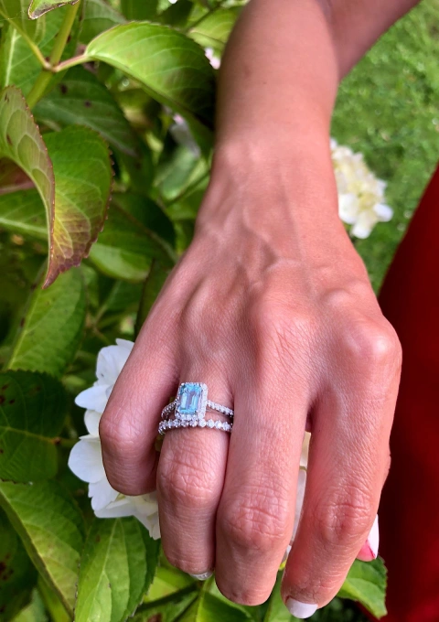 Anillo ALTEA en oro blanco de 18K con halo de diamantes y aguamarina|Anillos con Aguamarinas|Godiam Alta Joyería