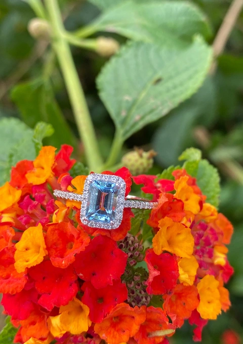 Bague ALTEA en or blanc 18K avec diamants et aigue-marine.