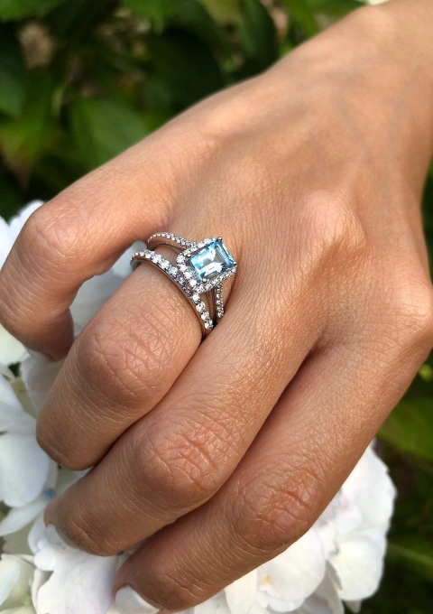 Anel ALTEA em ouro branco 18K com diamantes e água-marinha.