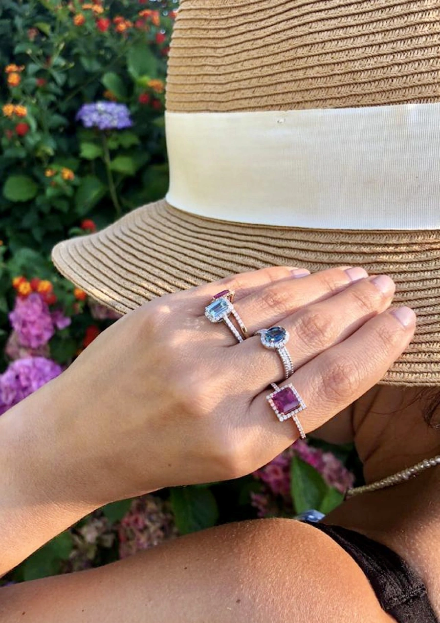 Anel ALTEA em ouro branco 18K com diamantes e água-marinha.