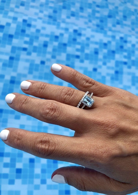 Anillo ALTEA en oro blanco de 18K con halo de diamantes y aguamarina|Anillos con Aguamarinas|Godiam Alta Joyería