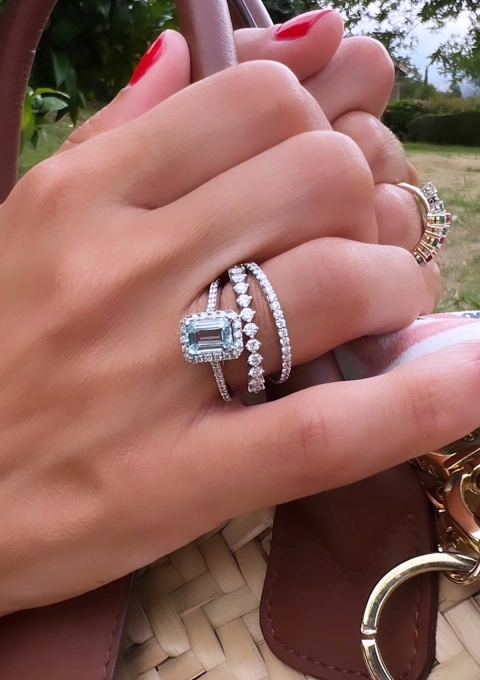 Anillo ALTEA en oro blanco de 18K con halo de diamantes y aguamarina|Anillos con Aguamarinas|Godiam Alta Joyería
