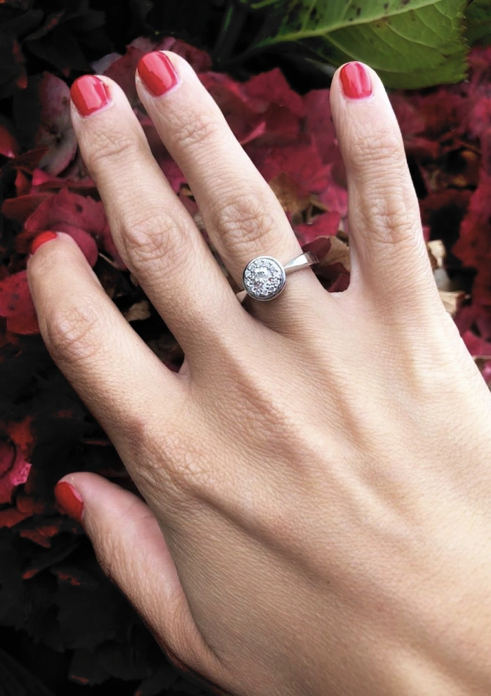 SINTRA solitaire ring in 18K gold and brilliant cut diamonds