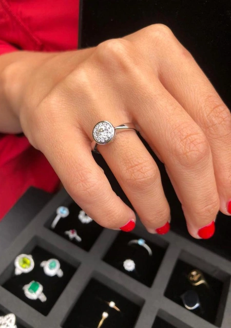 Anillo Solitario SINTRA en oro de 18K y diamantes|Anillos de Compromiso|Godiam Alta Joyería