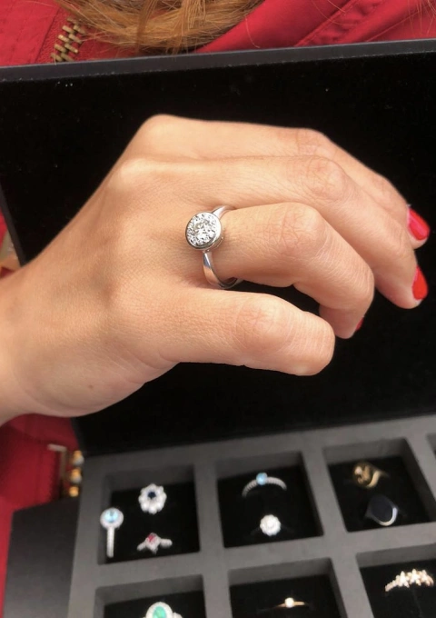 SINTRA 18K gold solitaire ring with brilliant cut diamonds.