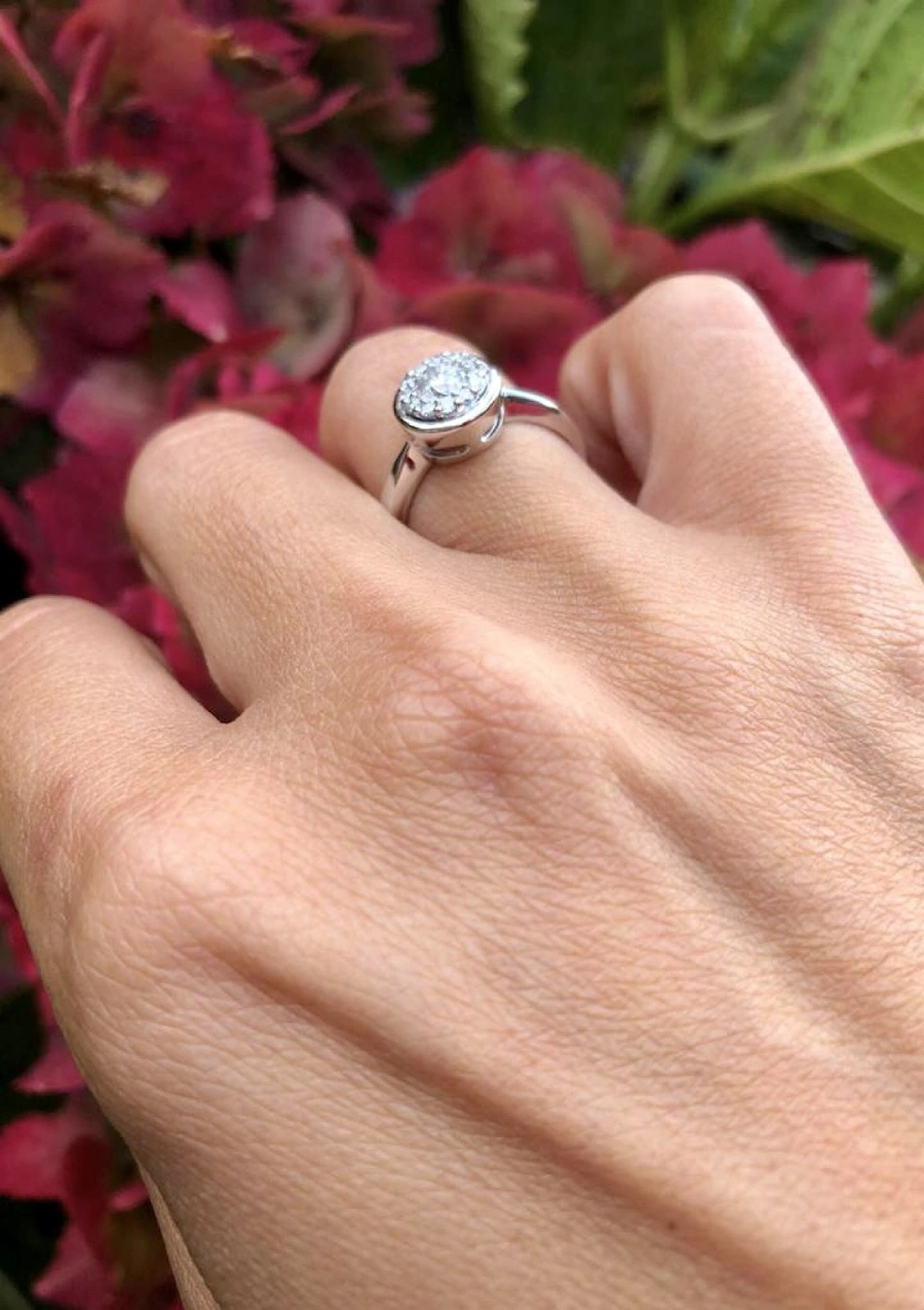 Bague solitaire SINTRA en or 18 carats avec diamants.