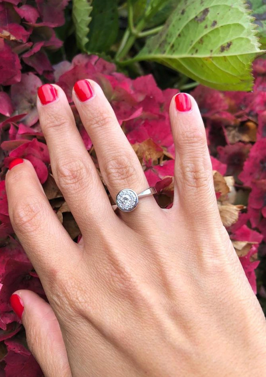 Bague solitaire SINTRA en or 18 carats avec diamants.