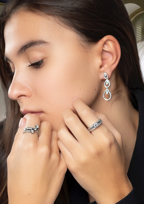 Boucles d'oreilles longues SUSANA en or blanc 18K avec trois gouttes de diamants taille brillant 2