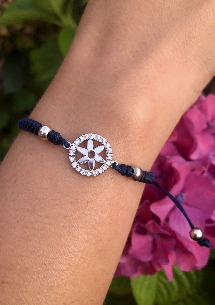 Pulsera NÁUTICA en oro blanco de 18K con diamantes e hilo macramé