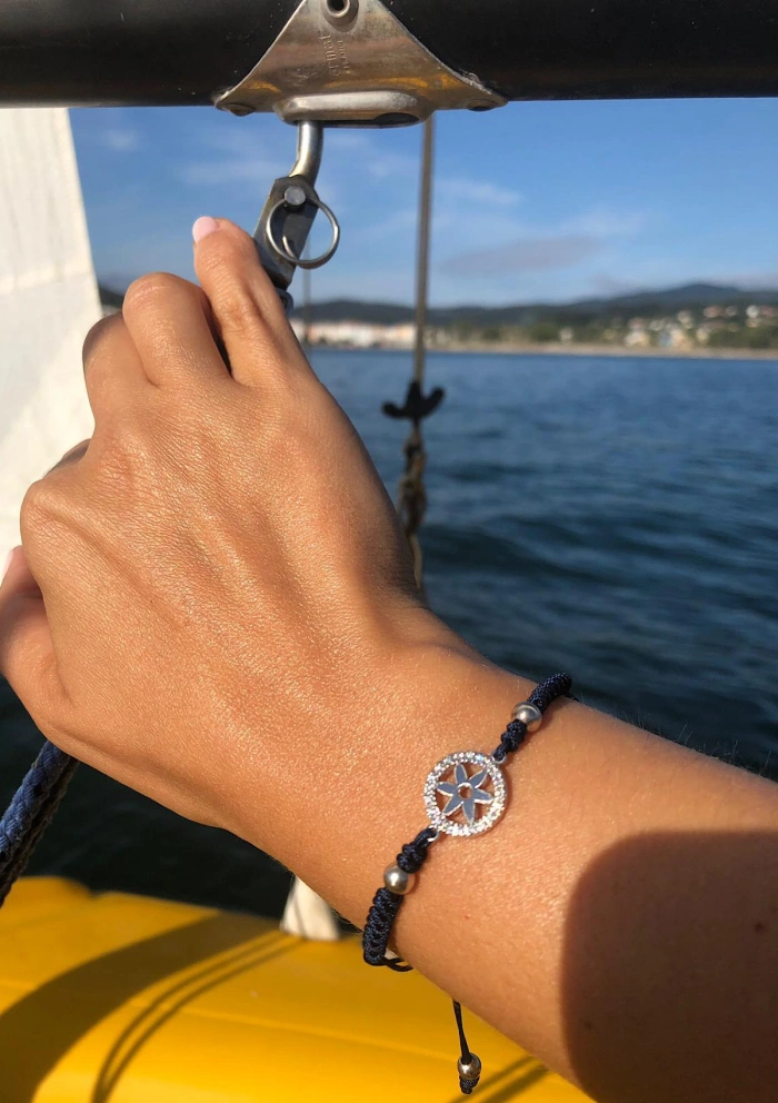 Pulsera NÁUTICA en oro blanco de 18K con diamantes e hilo macramé
