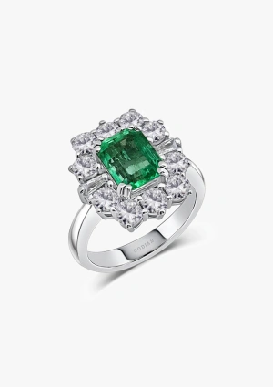 ESPERANZA 18K white gold with brilliant and thayper cut diamonds crowned by an colombian emerald rosette ring