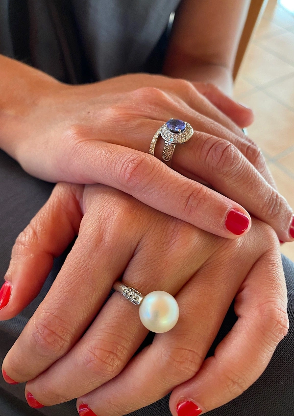 Anillo LEILONIE en oro blanco de 18K con pavé de diamantes talla brillante y tanzanita oval 2