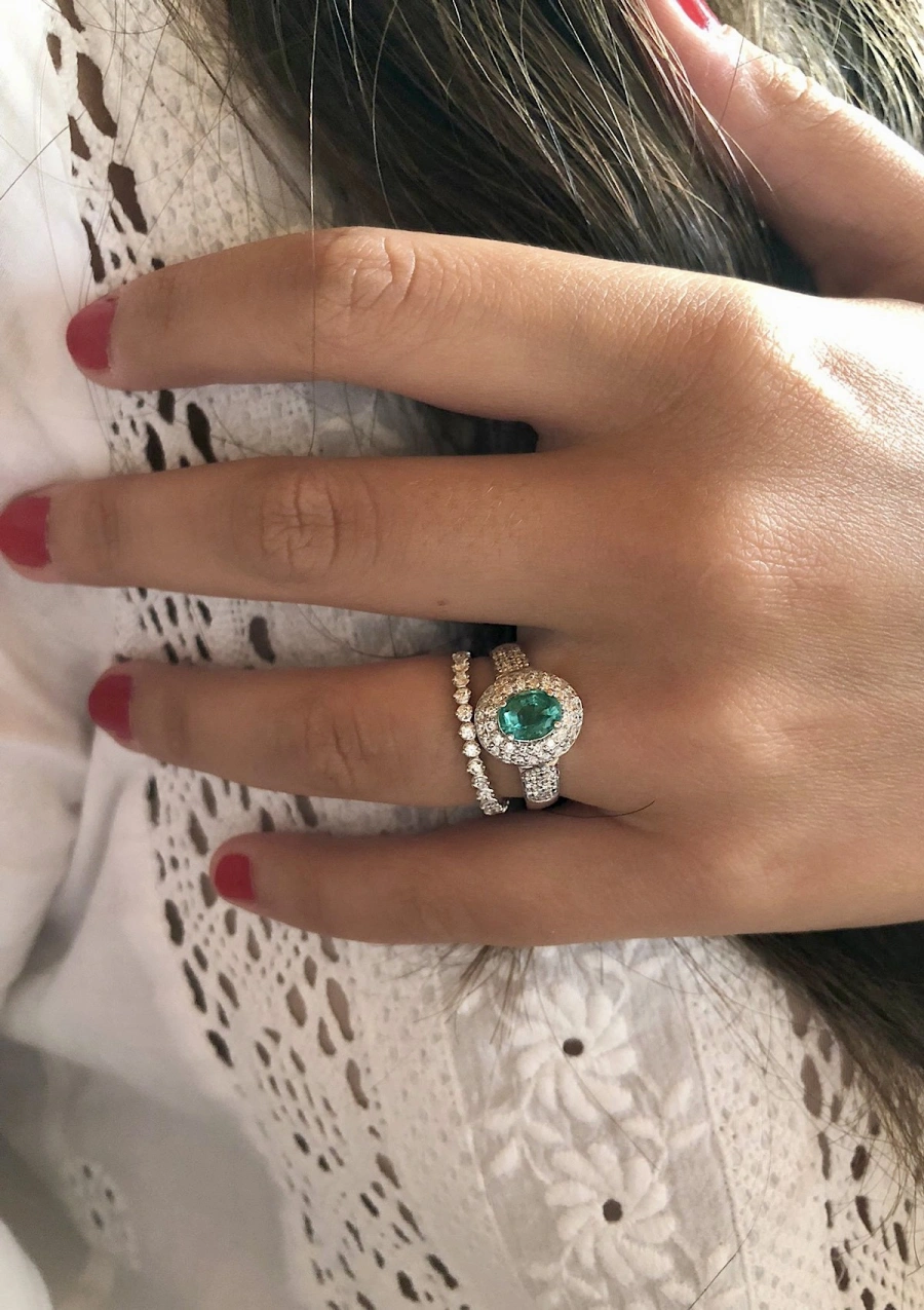 Anillo LEILONIE en oro blanco de 18K con diamantes y esmeralda|Anillos con Esmeraldas|Godiam Alta Joyería
