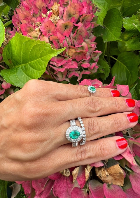 LEILONIE 18K white gold ring with diamonds and emerald.