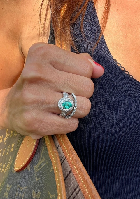 LEILONIE 18K white gold ring with diamonds and emerald.