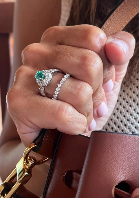 LEILONIE 18K white gold ring with diamonds and emerald.