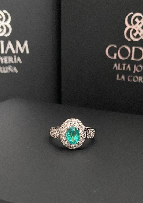 LEILONIE 18K white gold ring with diamonds and emerald.