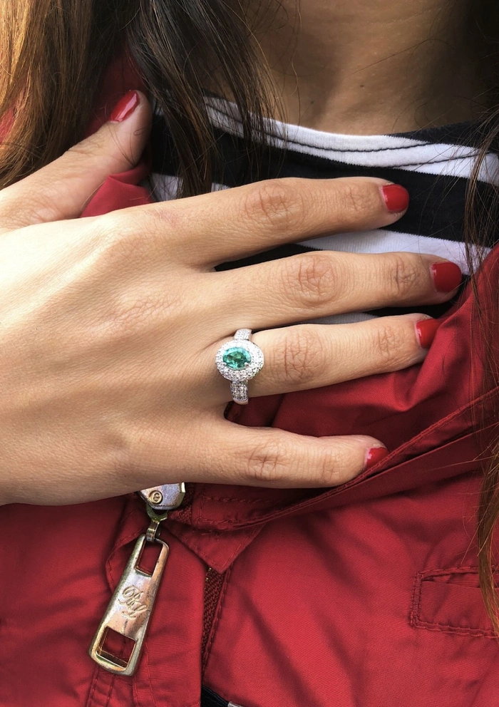 Anel LEILONIE em ouro branco 18K com diamantes e esmeralda