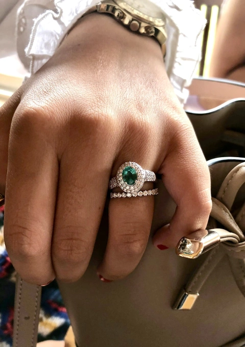 LEILONIE 18K white gold ring with diamonds and emerald.