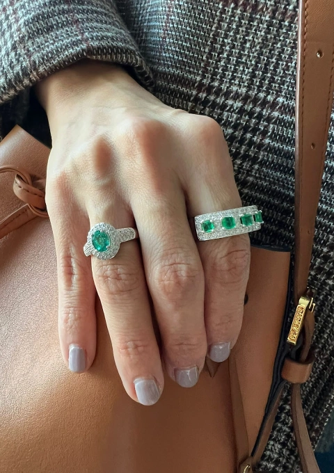 Anillo LEILONIE en oro blanco de 18K con diamantes y esmeralda|Anillos con Esmeraldas|Godiam Alta Joyería