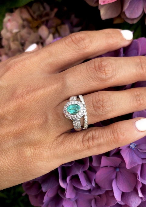 LEILONIE 18K white gold ring with diamonds and emerald.