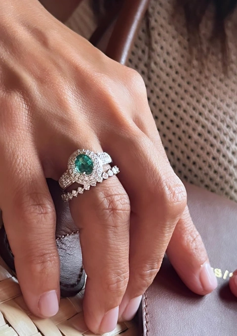 LEILONIE 18K white gold ring with diamonds and emerald.