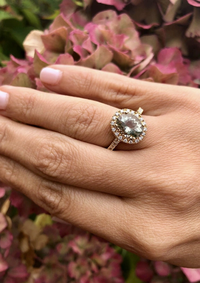 Anillo ELSA en oro amarillo de 18K con halo de diamantes y prasiolita|Anillos con Otras Gemas Naturales|Godiam Alta Joyería