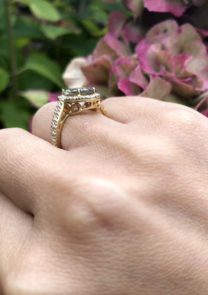 Anillo ELSA en oro amarillo de 18K con halo de diamantes y prasiolita|Anillos con Otras Gemas Naturales|Godiam Alta Joyería