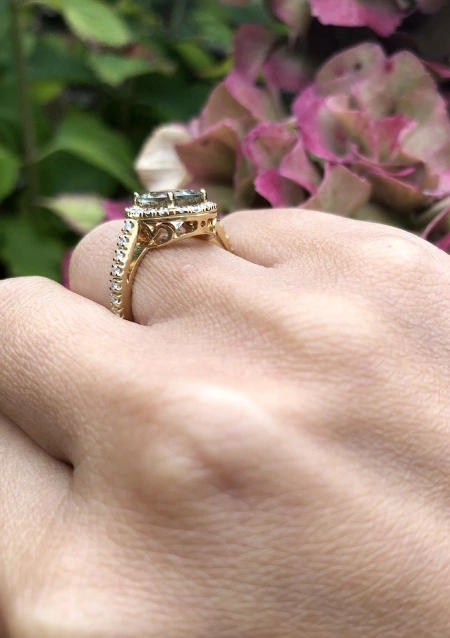 Anillo ELSA en oro amarillo de 18K con halo de diamantes y prasiolita|Anillos con Otras Gemas Naturales|Godiam Alta Joyería