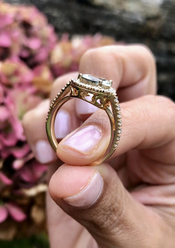 Anillo ELSA en oro amarillo de 18K con halo de diamantes y prasiolita|Anillos con Otras Gemas Naturales|Godiam Alta Joyería