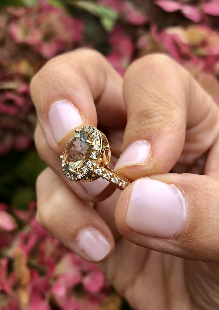 Anillo ELSA en oro amarillo de 18K con halo de diamantes y prasiolita|Anillos con Otras Gemas Naturales|Godiam Alta Joyería