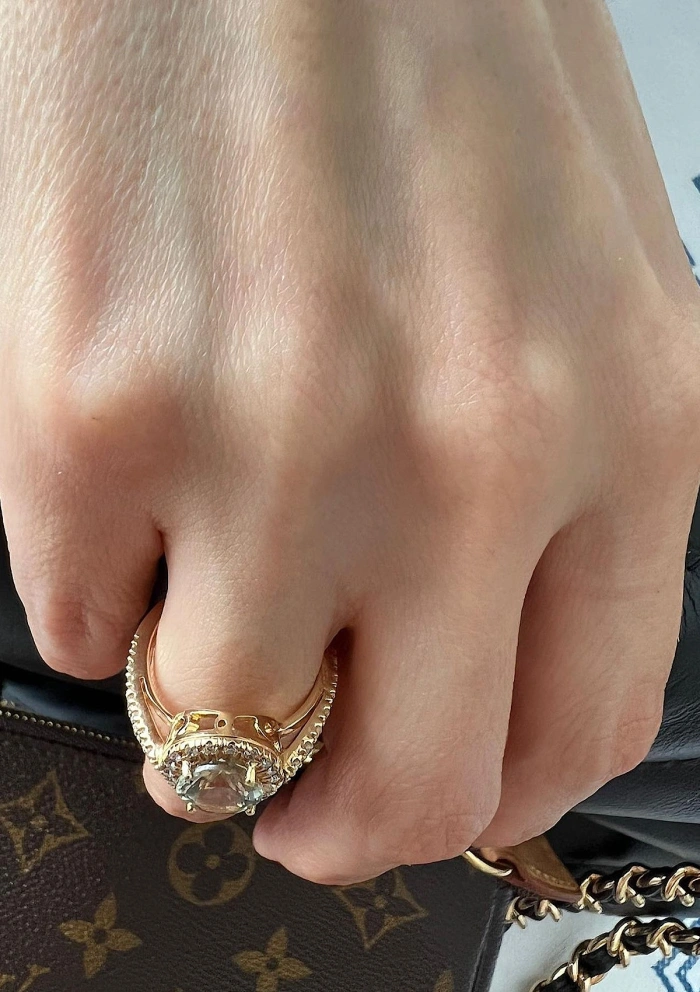 Anillo ELSA en oro amarillo de 18K con halo de diamantes y prasiolita|Anillos con Otras Gemas Naturales|Godiam Alta Joyería