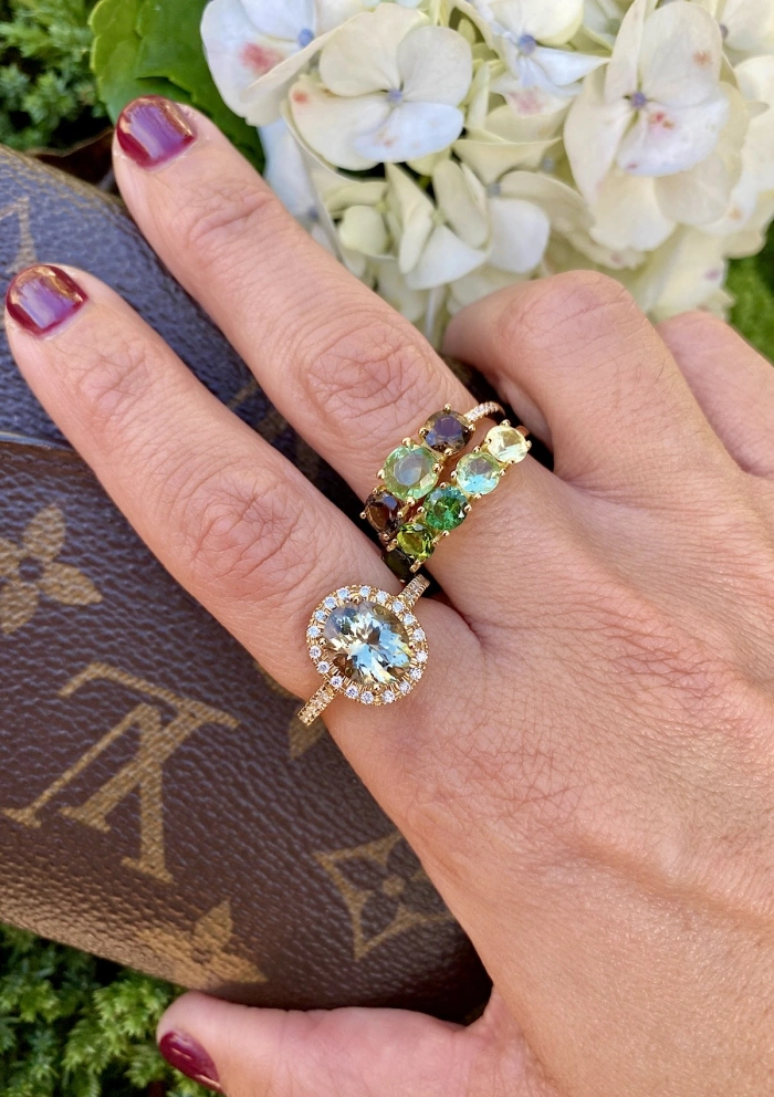 Anillo ELSA en oro amarillo de 18K con halo de diamantes y prasiolita|Anillos con Otras Gemas Naturales|Godiam Alta Joyería
