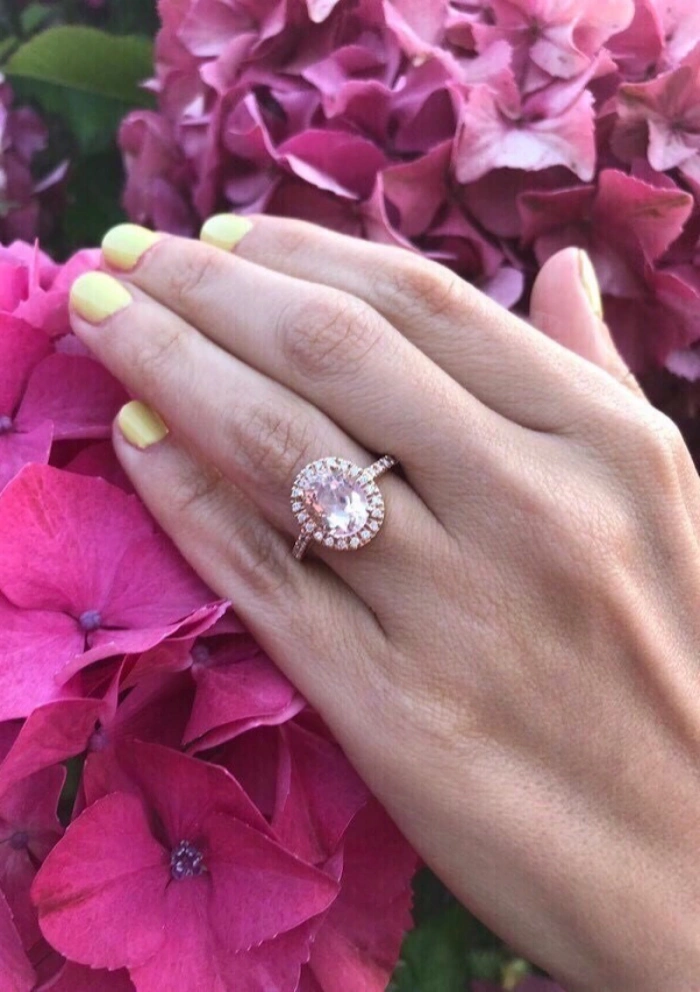 Anillo ELSA en oro rosa de 18K con halo de diamantes y morganita|Anillos con Otras Gemas Naturales|Godiam Alta Joyería