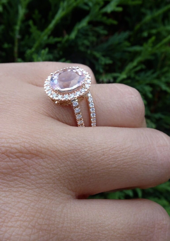 Anillo ELSA en oro rosa de 18K con halo de diamantes y morganita|Anillos con Otras Gemas Naturales|Godiam Alta Joyería