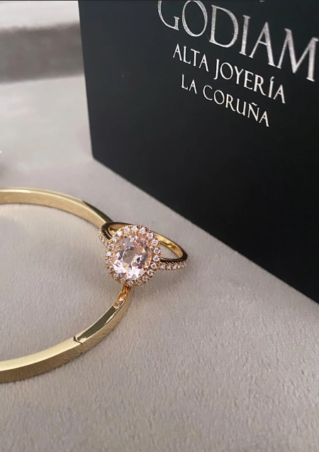 Anillo ELSA en oro rosa de 18K con halo de diamantes y morganita|Anillos con Otras Gemas Naturales|Godiam Alta Joyería