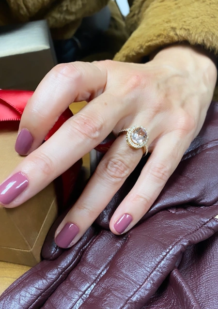 Anillo ELSA en oro rosa de 18K con halo de diamantes y morganita|Anillos con Otras Gemas Naturales|Godiam Alta Joyería
