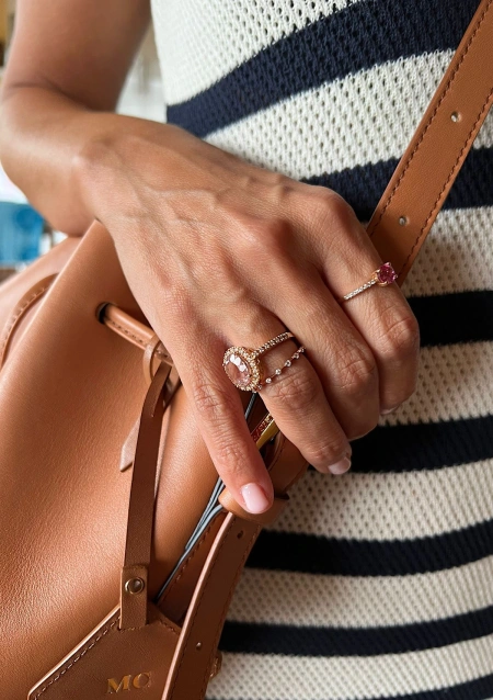 Anillo ELSA en oro rosa de 18K con halo de diamantes y morganita|Anillos con Otras Gemas Naturales|Godiam Alta Joyería