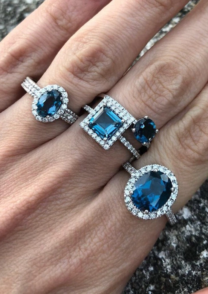 Anillo ELSA en oro blanco de 18K con diamantes y topacio London Blue