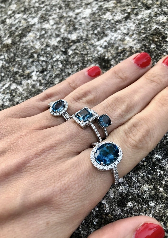 Anillo ELSA en oro blanco de 18K con diamantes y topacio London Blue