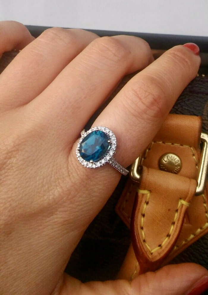 Anillo ELSA en oro blanco de 18K con diamantes y topacio London Blue